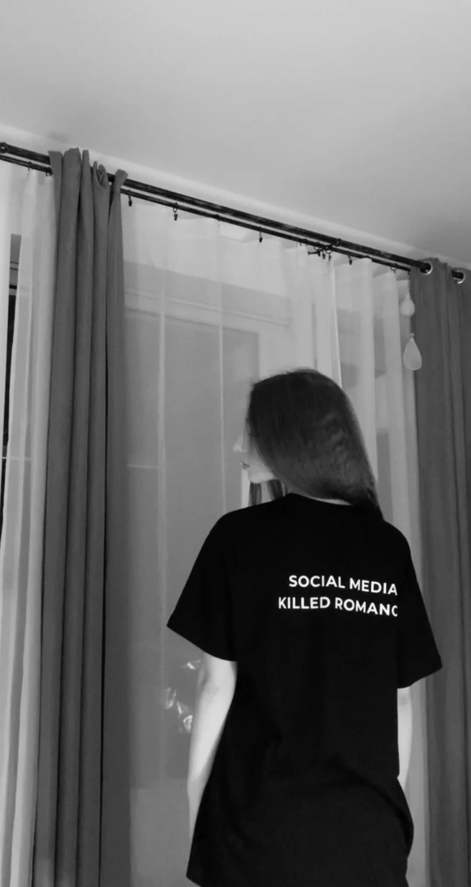 SOCIAL MEDIA KILLED ROMANCE T-shirt black